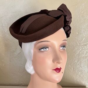 COVETED AND REGISTERED DESIGNER 1940s' BROWN FELT & TAFFETA TILT HAT